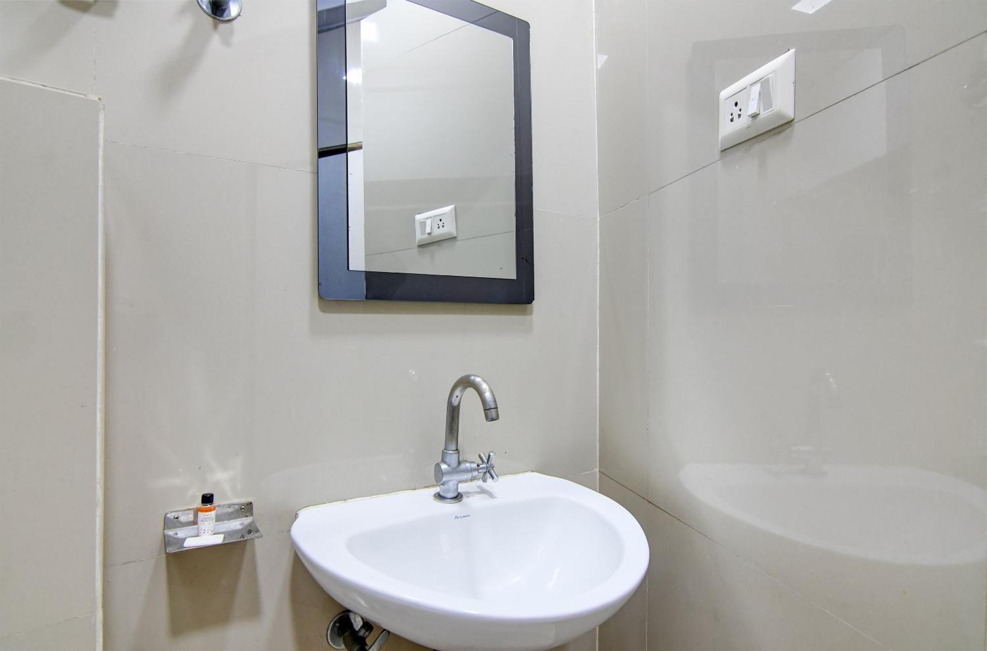 Hotel Q Inn Kolkata Bagian luar foto