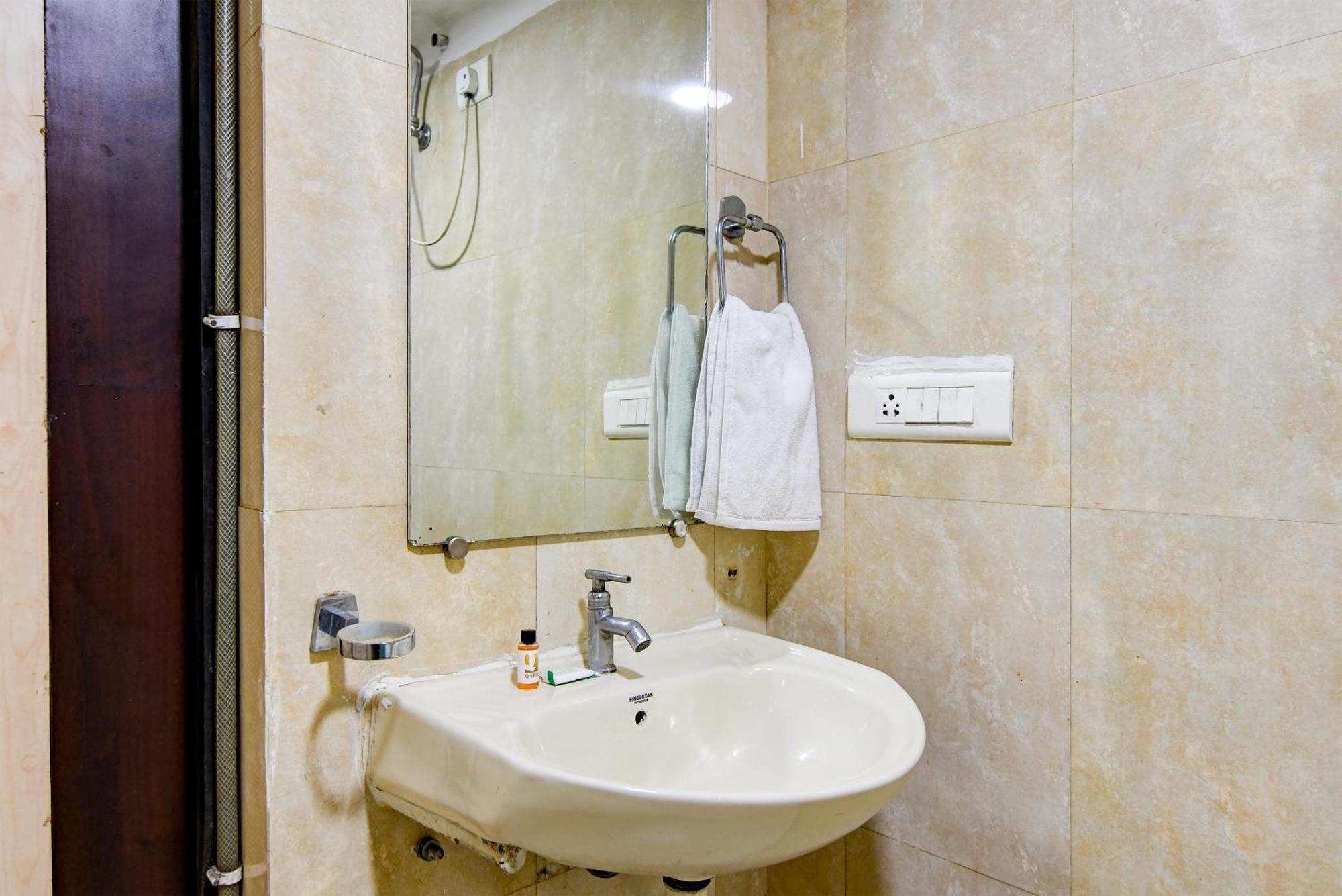 Hotel Q Inn Kolkata Bagian luar foto